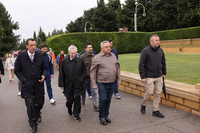"Fənərbağça"nın nümayəndələri Heydər Əliyevin məzarını və Şəhidlər xiyabanını ziyarət ediblər - FOTO