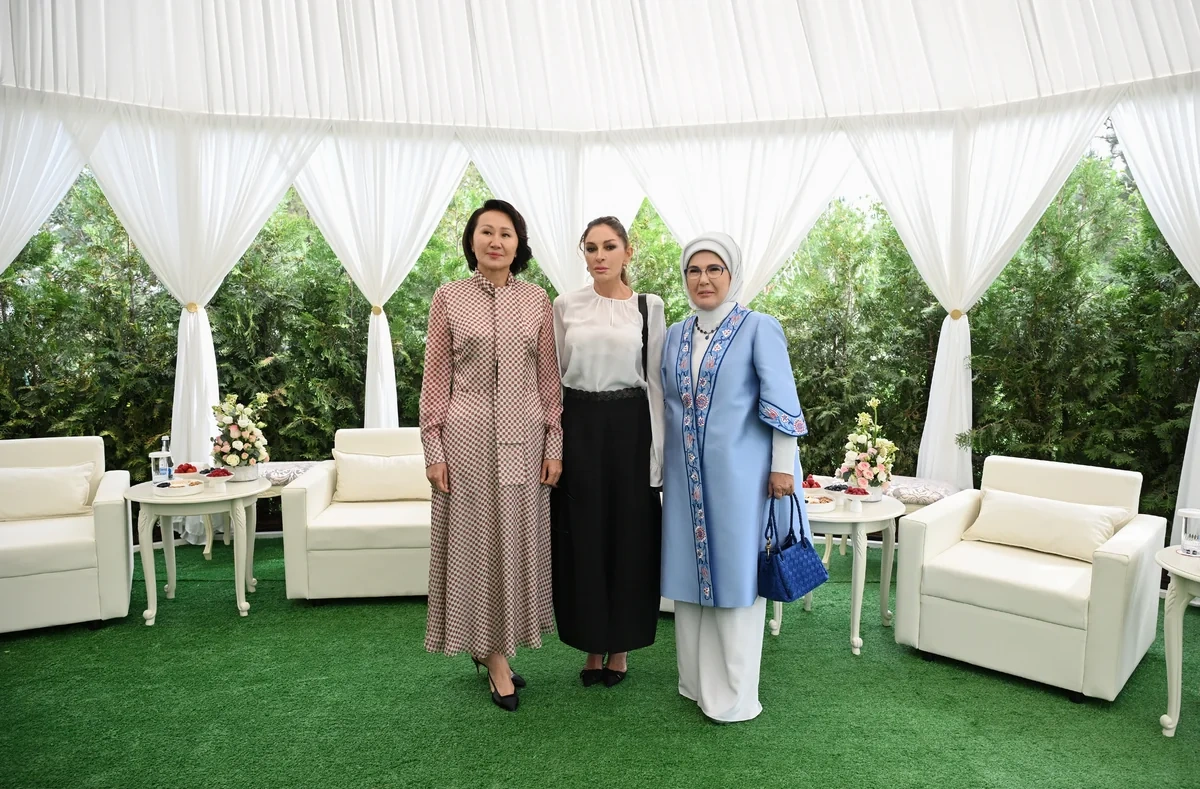 Mehriban Əliyeva Bişkekdə dekorativ-tətbiqi sənət ustalarının əl işlərindən ibarət sərgi ilə tanış oldu - FOTO