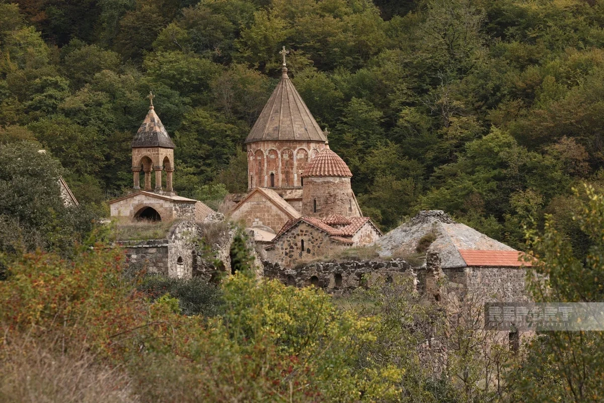 Beynəlxalq səyyahlar Kəlbəcərdəki Xudavəng monastırında olublar - FOTO