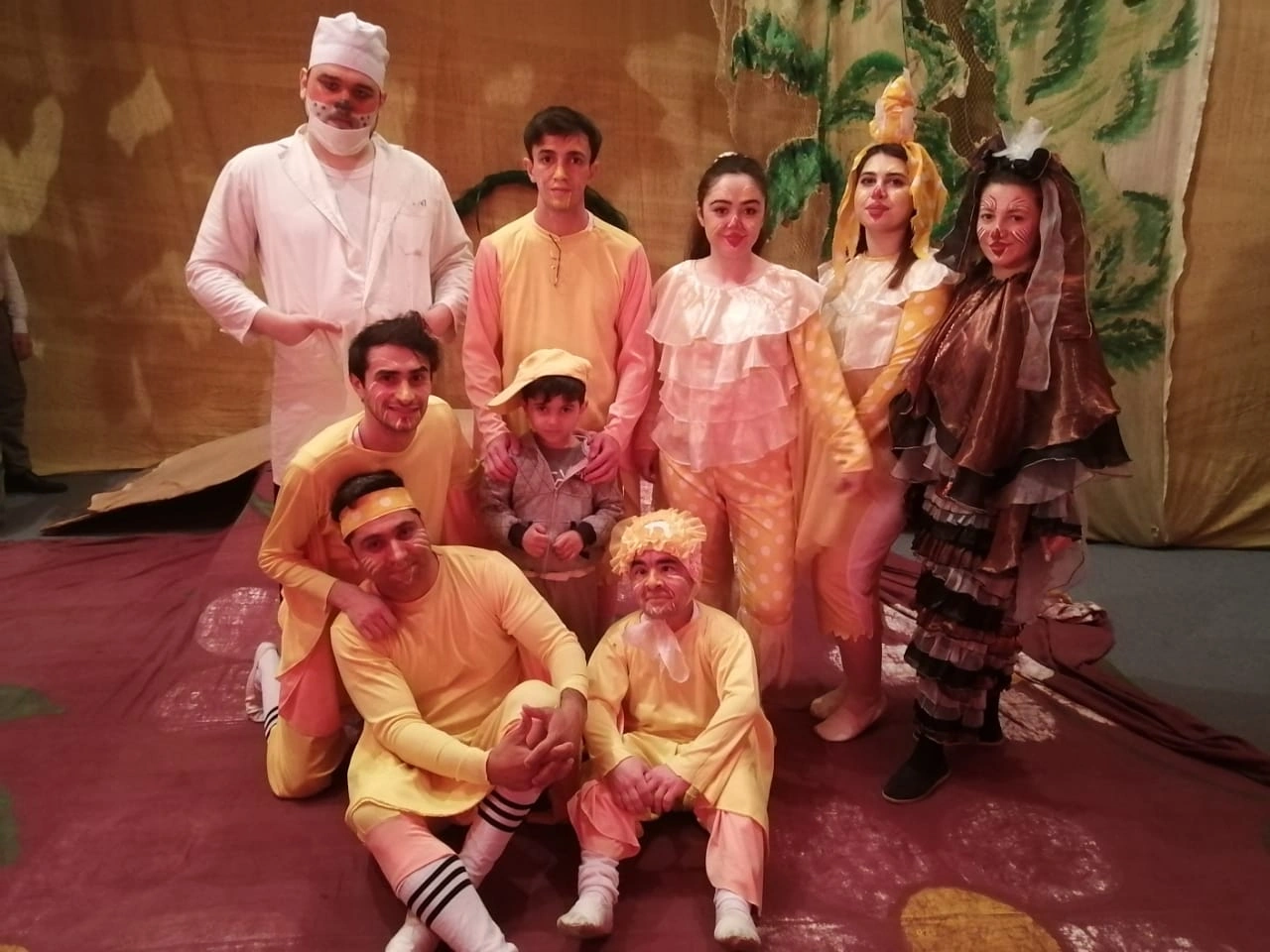 Teatrda geyimlərə cavabdeh olan şəxs: “Tamaşa vaxtı paltar sökülüb, tez-tələsik tikmişik ki, tamaşaçı bilməsin”-ÖZƏL