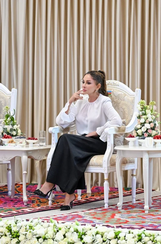 Mehriban Əliyeva Bişkekdə dekorativ-tətbiqi sənət ustalarının əl işlərindən ibarət sərgi ilə tanış oldu - FOTO