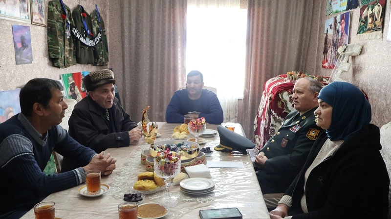 Polkovnik Cəlil Xəlilov Şabranda şəhid Elvin İsgəndərovun ailəsini ziyarət edb
