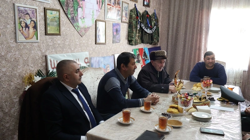 Polkovnik Cəlil Xəlilov Şabranda şəhid Elvin İsgəndərovun ailəsini ziyarət edb