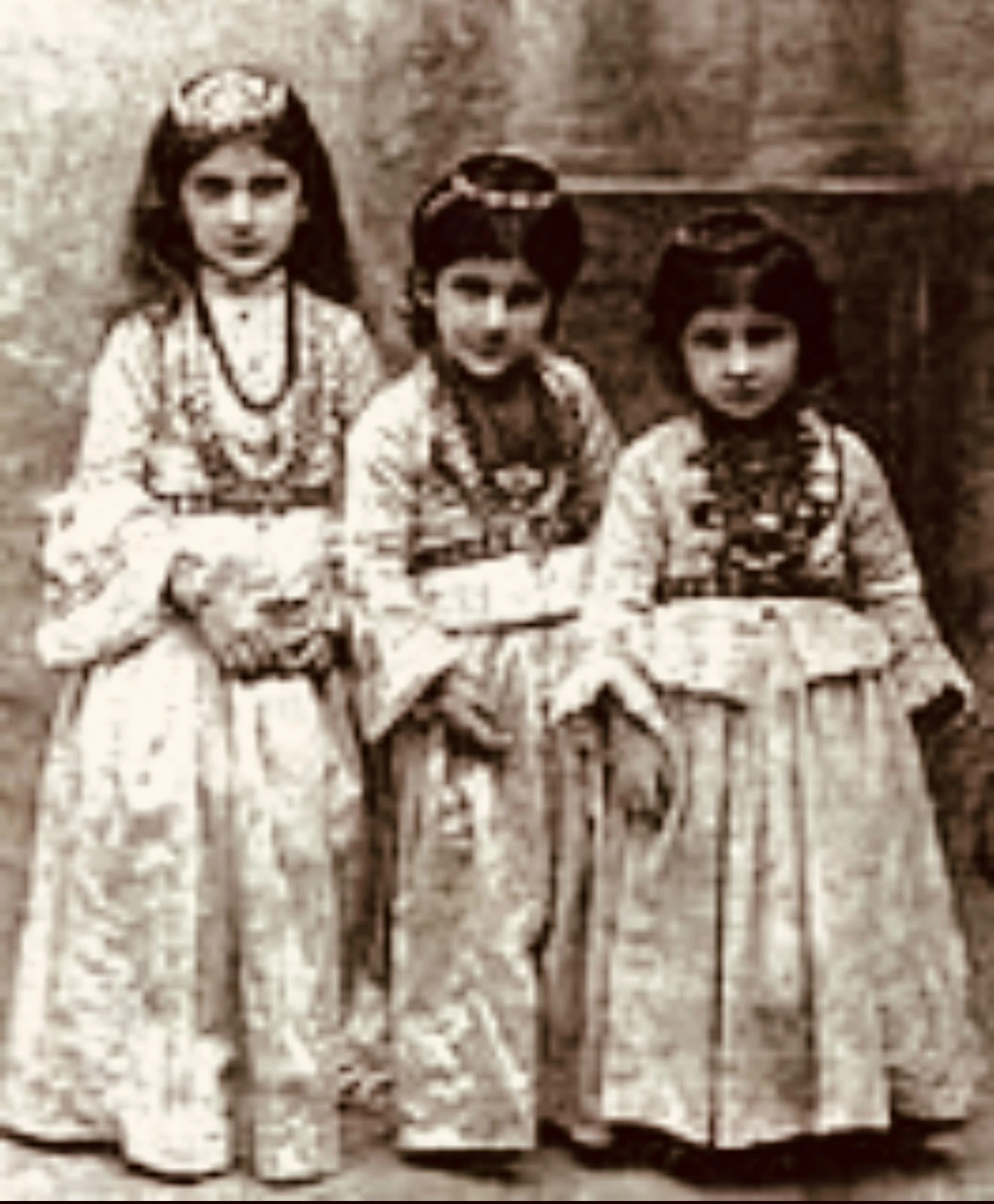 Azərbaycanda qız uşaqlarının ənənəvi baş bağlaması və baş geyimlərinin istifadəsi - modelyer Fəxriyə Xələfovanın təhlilində - FOTO