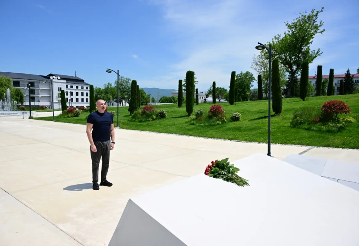 Prezident İlham Əliyev Xankəndi şəhərində Zəfər tağının önünə gül dəstələri düzüb - FOTO