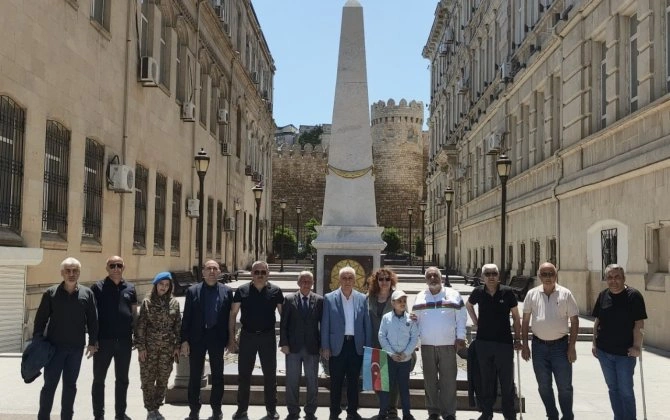 AzVP rəhbərliyi İstiqlal abidəsini ziyarət edib - FOTO