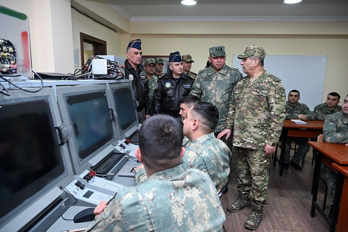 Müdafiə Nazirliyinin rəhbər heyəti hava hücumundan müdafiə bölmələrinin fəaliyyətini yoxlayıb - FOTO