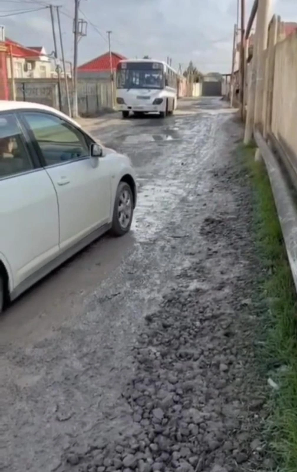 “Yollarda quyular əmələ gəlib, avtobusla gedəndə iç orqanlarımız yerindən çıxır” - FOTO+ÖZƏL