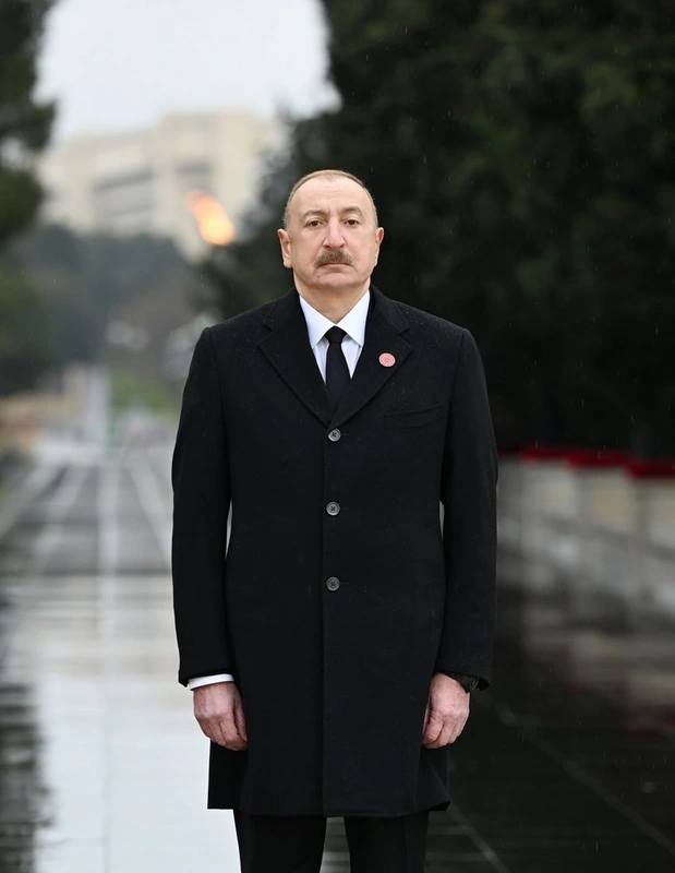 İlham Əliyev 20 Yanvar şəhidlərinin xatirəsini yad etdi - FOTOLAR