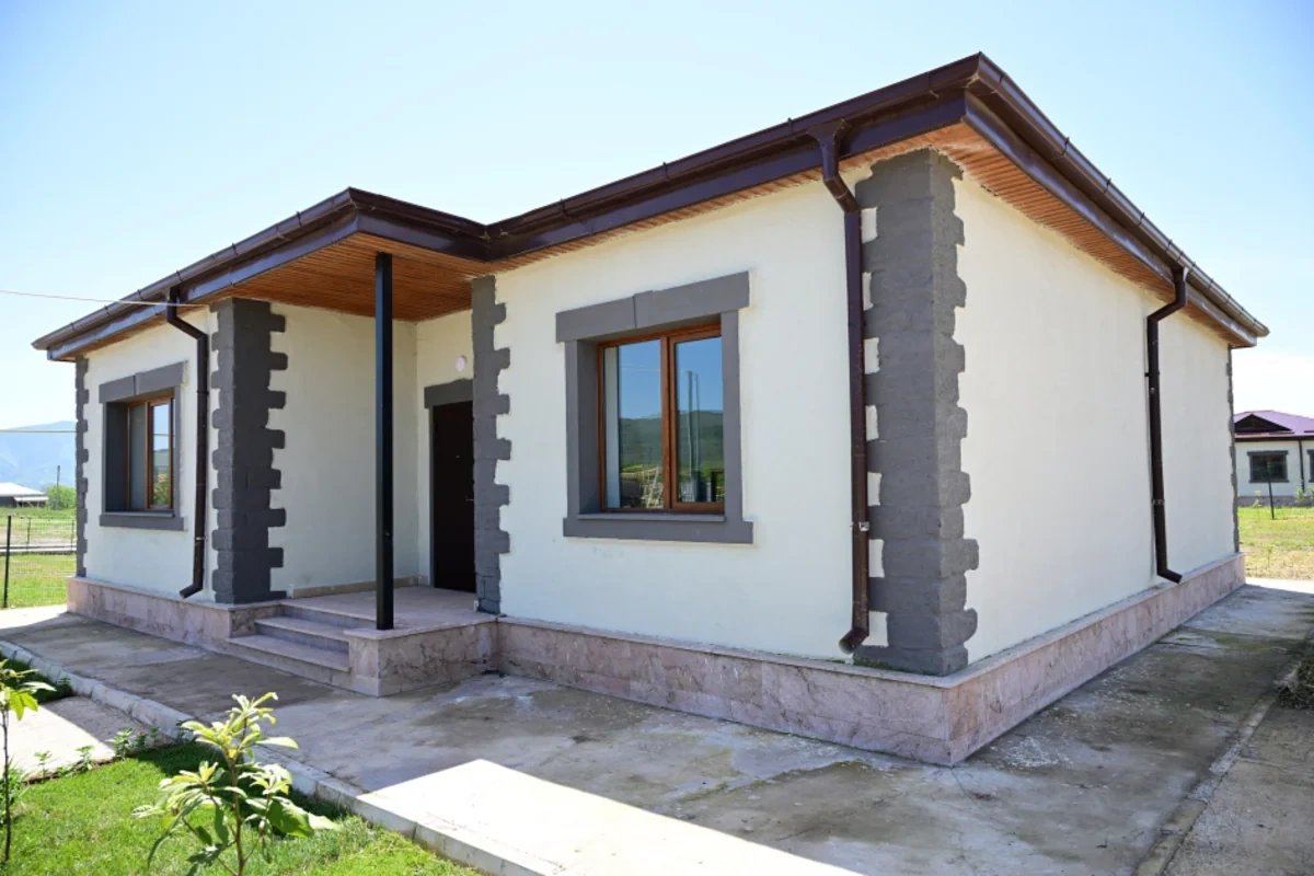 İlham Əliyev Xocalıda hərbçilərə tikilən evlərlə tanış oldu - FOTO