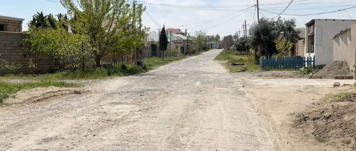 "Asfalt yoxdur, marşrut da pis vəziyyətdədir" - Yol problemi sakinlərin kabusuna çevrilib - VİDEO
