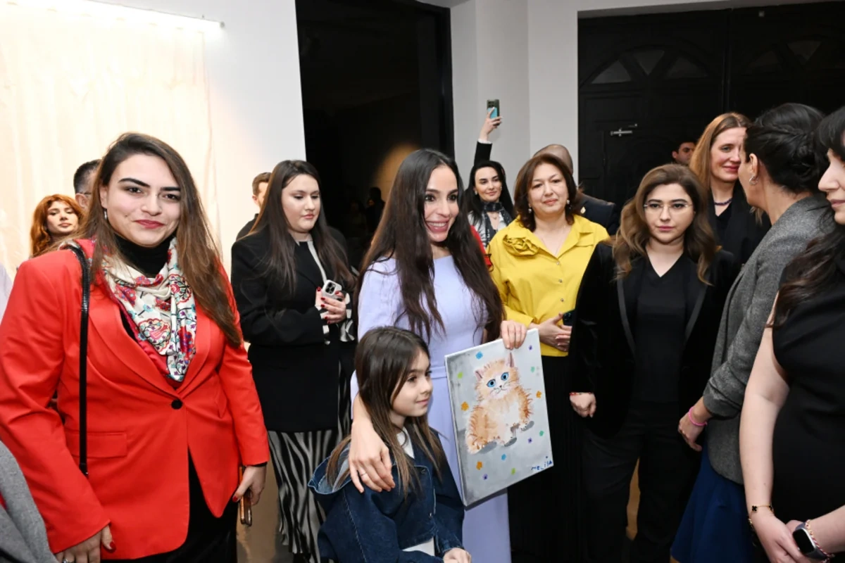 Leyla Əliyeva "Mənzərəyə açılan ev" mövzusunda qrup sərgisində iştirak edib - FOTO