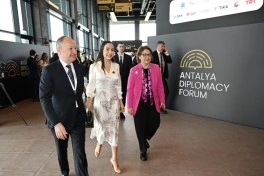 Mehriban Əliyeva Antalya Diplomatiya Forumu çərçivəsində paneldə iştirak edib - FOTO