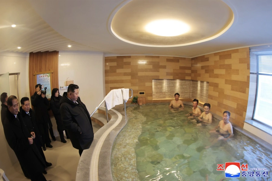 Kim açılışda çimən vətəndaşlarla söhbət etdi - Fotolar