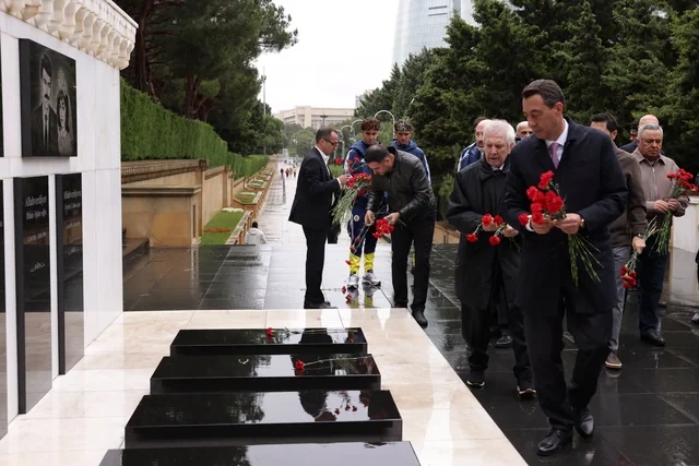 "Fənərbağça"nın nümayəndələri Heydər Əliyevin məzarını və Şəhidlər xiyabanını ziyarət ediblər - FOTO