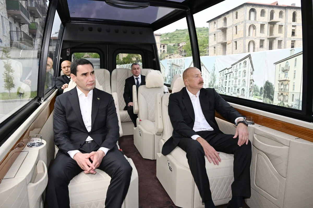 Prezidentlər Şuşa məscidində tikinti işlərinin gedişi ilə tanış oldular - FOTO