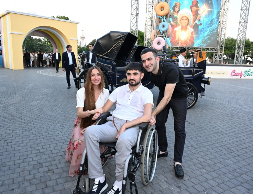 Leyla və Arzu Əliyevalar "CandyFest" yay festivalını ziyarət edib, "Sehrli mirvari" su sirki şousunu izləyiblər - FOTO
