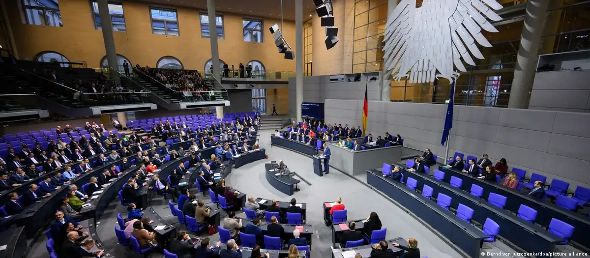 "Bundestaqda Ukrayna ilə bağlı mübahisə: Almaniyanın maraqları, yoxsa Kiyevə dəstək?" - "Deutsche Welle"