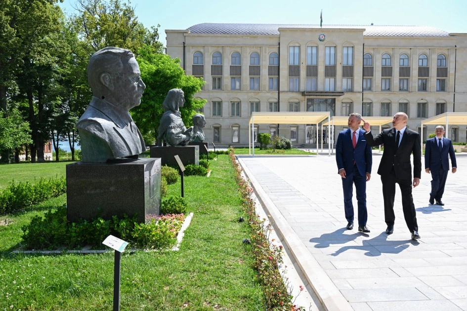 Prezidentlər Şuşada güllələnmiş büstlərə baxıblar - FOTO
