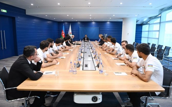 Rövşən Nəcəf SOCAR-ın minifutbol komandası ilə görüşüb - FOTO