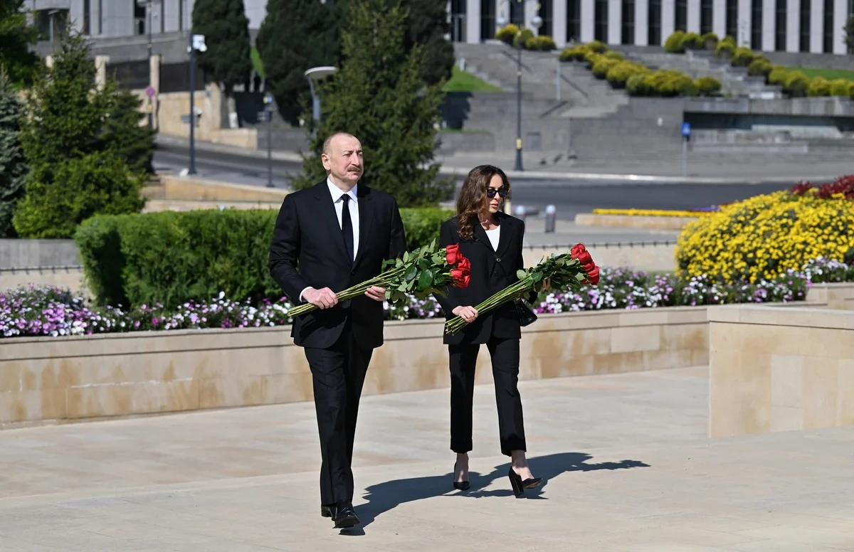 Faşizm üzərində Qələbə uğrunda mübarizədə həlak olan Azərbaycan övladlarının xatirəsi ehtiramla anılıb - FOTO