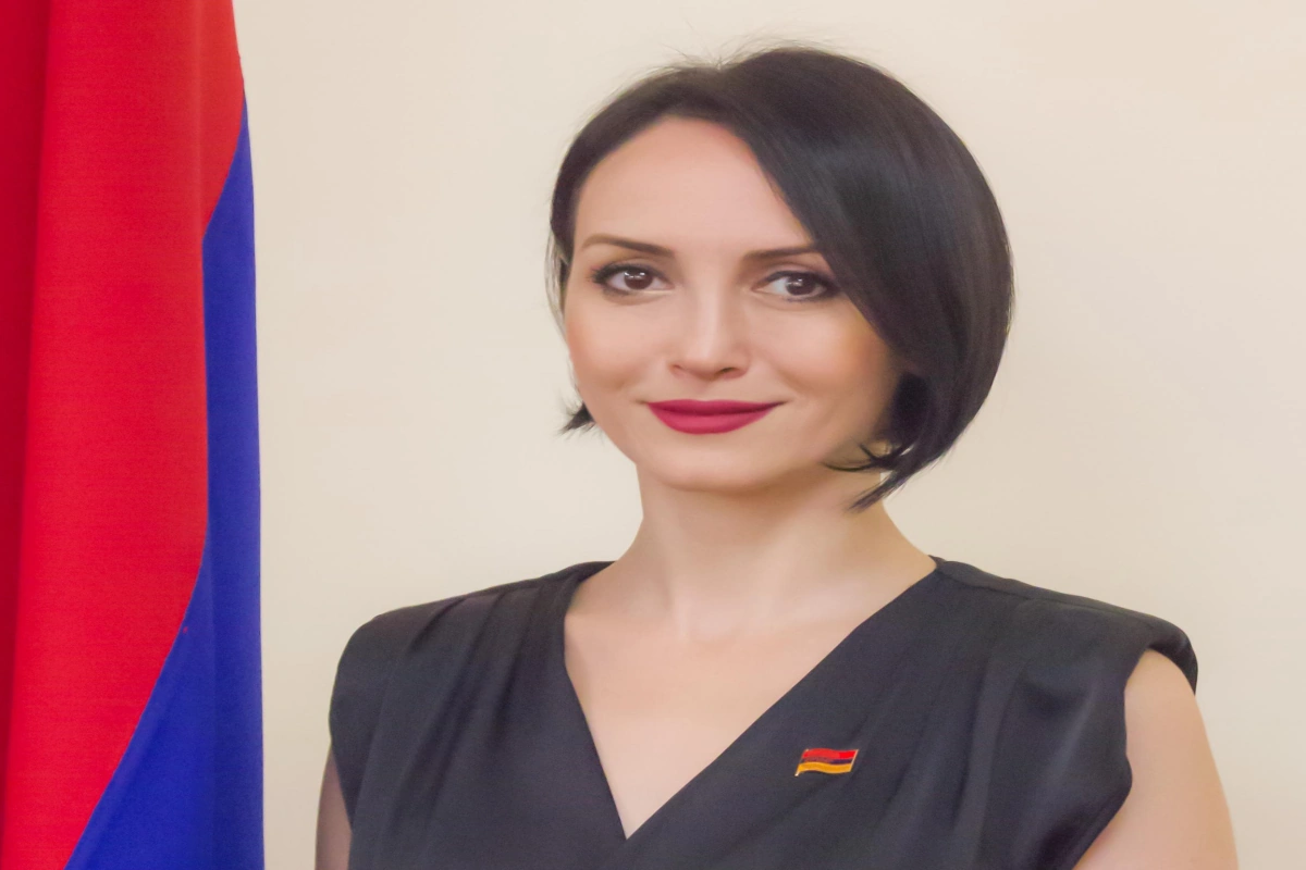 Paşinyanın partiyasından olan deputatı Rusiyaya buraxmayıblar