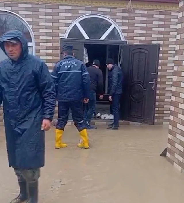 Xaçmazda selin fəsadları: 500-dən çox evi su basıb, avtomobil körpüsü dağılıb - FOTO - VİDEO