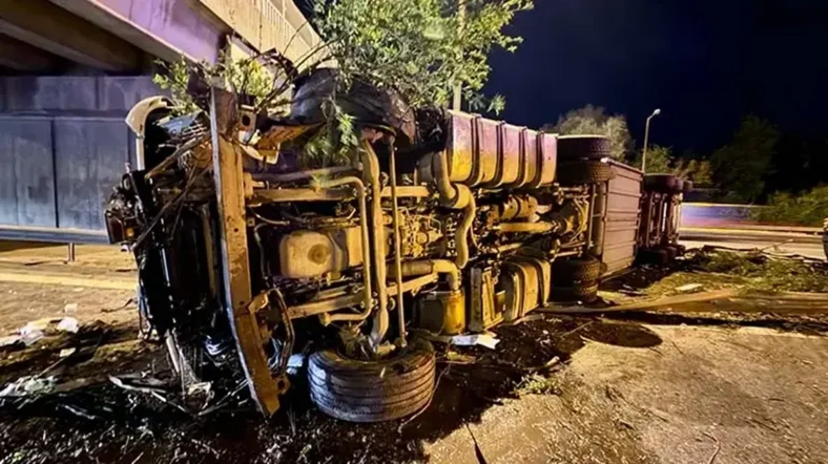 Türkiyədə ətir daşıyan TIR aşdı: azərbaycanlı sürücü yaralandı - FOTO