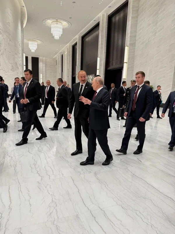 İlham Əliyev Bişkekdə Vladimir Putinlə ayaqüstü söhbət etdi - FOTO