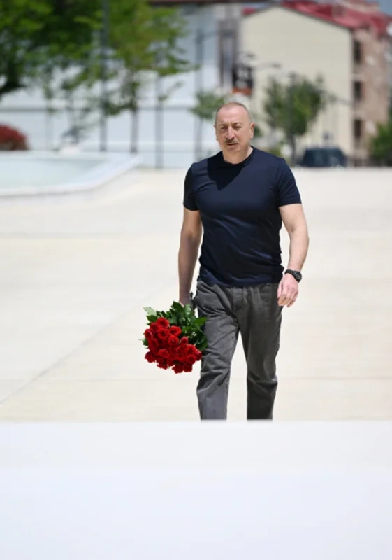 Prezident İlham Əliyev Xankəndi şəhərində Zəfər tağının önünə gül dəstələri düzüb - FOTO