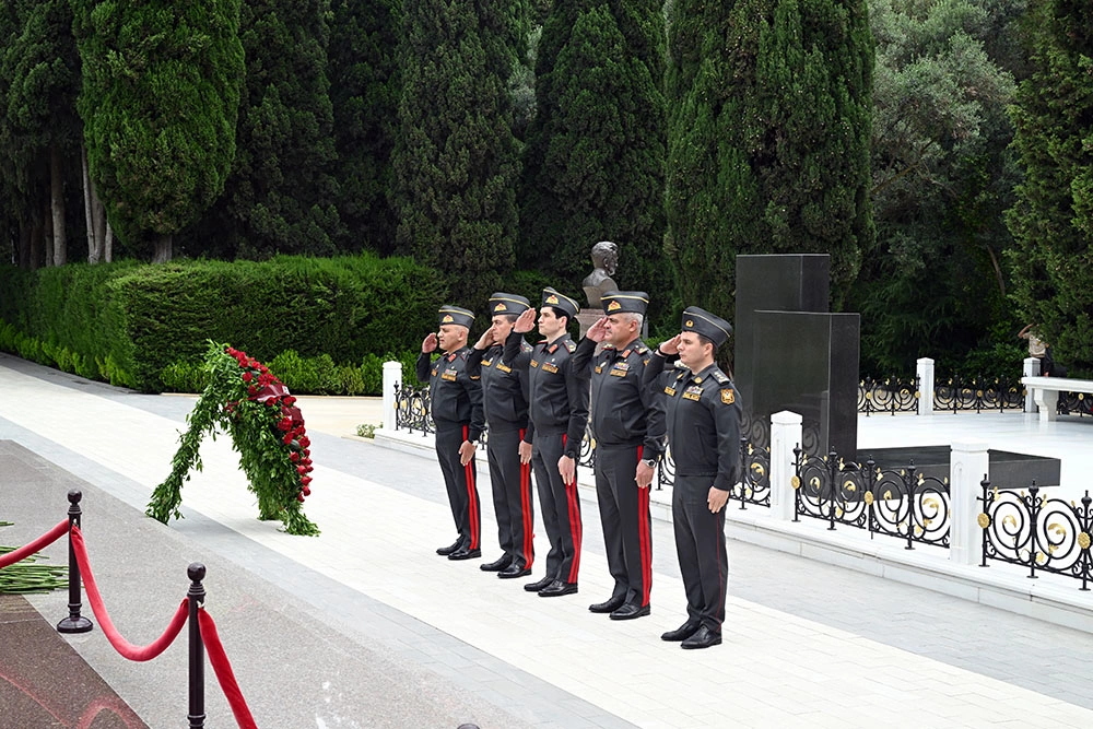 Müdafiə Nazirliyinin rəhbər heyəti Fəxri Xiyaban, Zəfər parkı və Hərbi Memorial Məzarlığı ziyarət etdi - FOTO/VİDEO