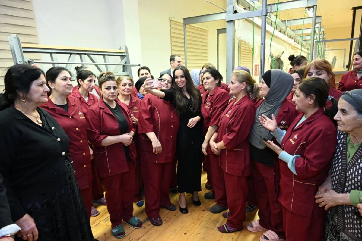 Leyla Əliyeva "Azərxalça"nın Şuşa məscidi üçün hazırladığı xalçaların kəsim mərasimində - FOTOLAR