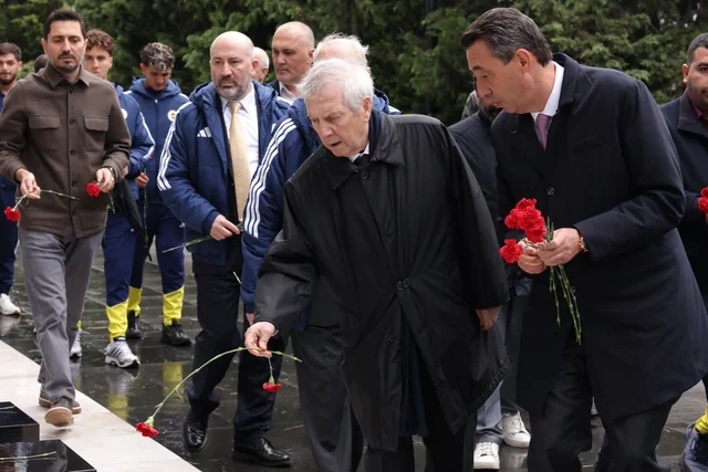 "Fənərbağça"nın nümayəndələri Heydər Əliyevin məzarını və Şəhidlər xiyabanını ziyarət ediblər - FOTO