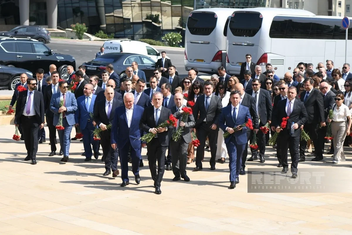 XİN-in kollektivi Zəfər parkı və Zəfər abidəsini ziyarət edib - YENİLƏNİB + FOTO
