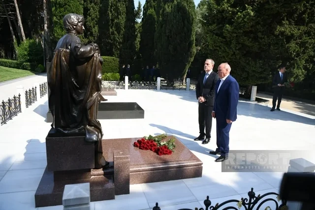 XİN-in kollektivi Zəfər parkı və Zəfər abidəsini ziyarət edib - YENİLƏNİB + FOTO