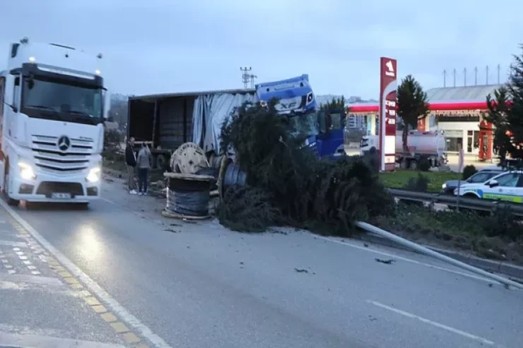 Azərbaycanlı sürücü qəza törətdi, 6 yaralı var - FOTO