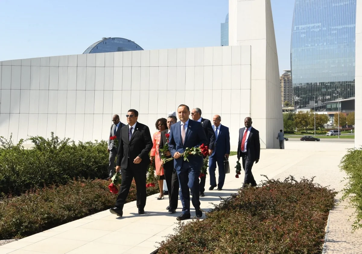 Pan-Afrika Parlamentinin prezidenti Fəxri xiyabanı və Zəfər parkını ziyarət edib - FOTO