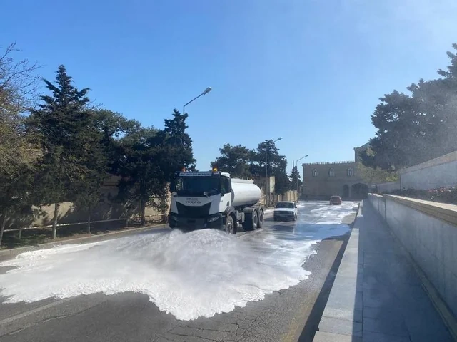 Bakının 556 küçəsi yuyuldu - FOTO