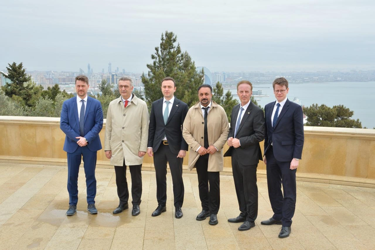 Almaniya Bundestaqının nümayəndə heyəti Şəhidlər xiyabanını ziyarət etdi - FOTOLAR
