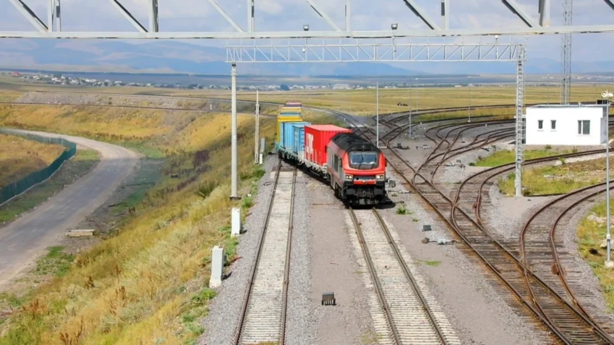 Bakı-Tbilisi-Qars dəmir yolunun modernləşdirmə işlərinin yekun protokolu təsdiqləndi - FOTO