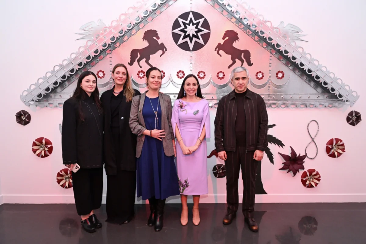 Leyla Əliyeva "Mənzərəyə açılan ev" mövzusunda qrup sərgisində iştirak edib - FOTO