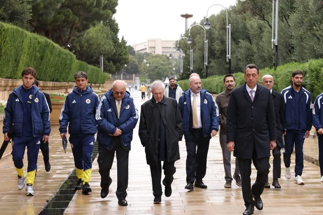 "Fənərbağça"nın nümayəndələri Heydər Əliyevin məzarını və Şəhidlər xiyabanını ziyarət ediblər - FOTO