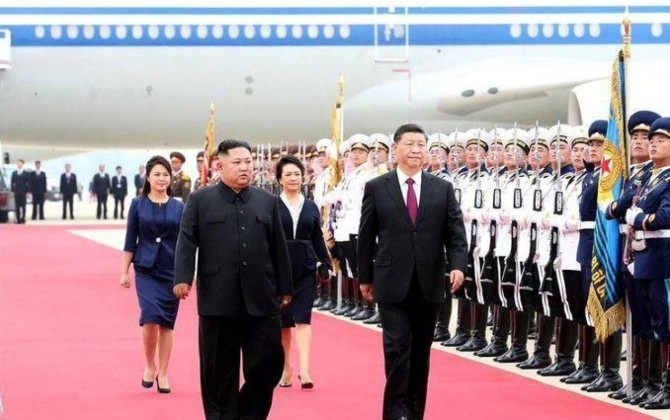 Çin liderini Kim Çen In şəxsən qarşıladı