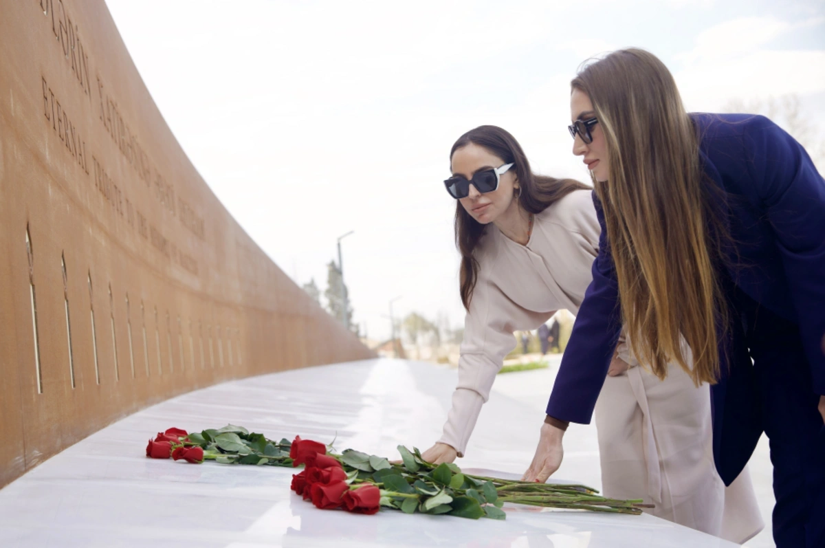 Leyla Əliyeva və Alyona Əliyeva Gəncə Memorial Kompleksini və Milli Qəhrəman Natiq Qasımovun ailəsini ziyarət ediblər - FOTO