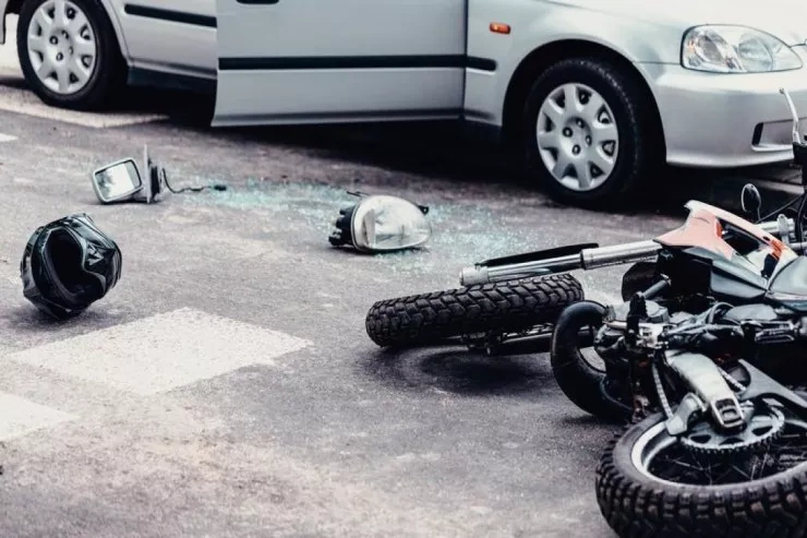 Bakıda “Mercedes”motosikletlə toqquşdu - Ölən var