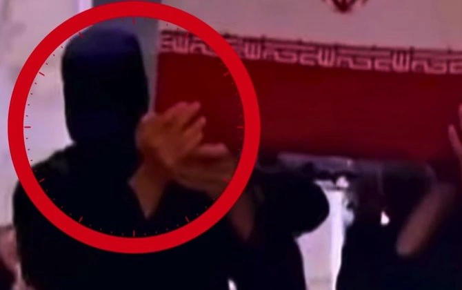 Xameneinin tabutunu daşıyan gizli şəxs kimdir? - VİDEO