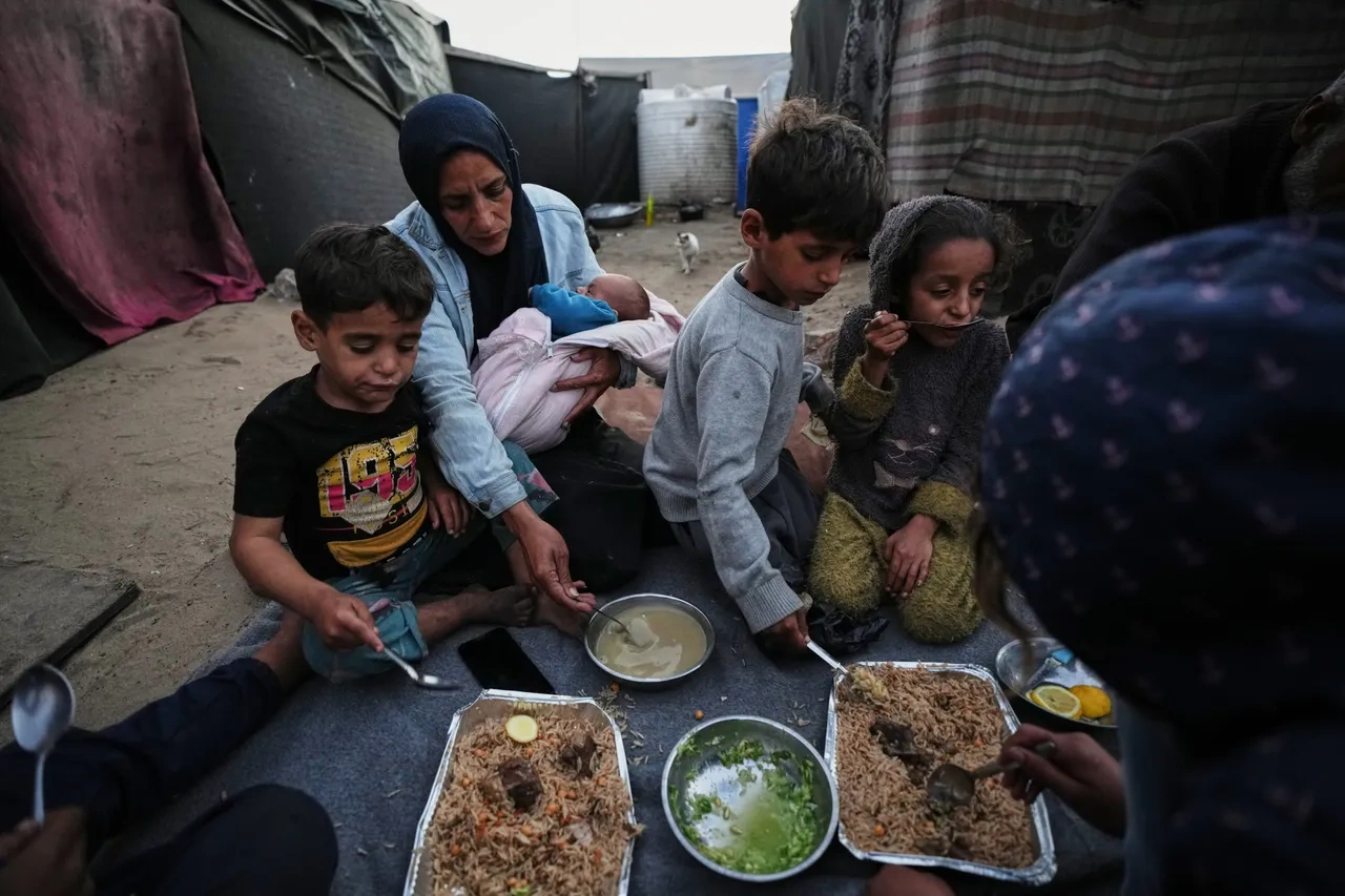 İnsanlar Qəzza xarabalıqlarında iftarı belə keçirirlər...-Qiymətlər!?..-FOTOLAR