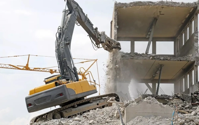 Bakıda qəzalı və plana düşən köhnə tikililərin TALEYİ: Söküntü nə vaxt başa çatacaq?