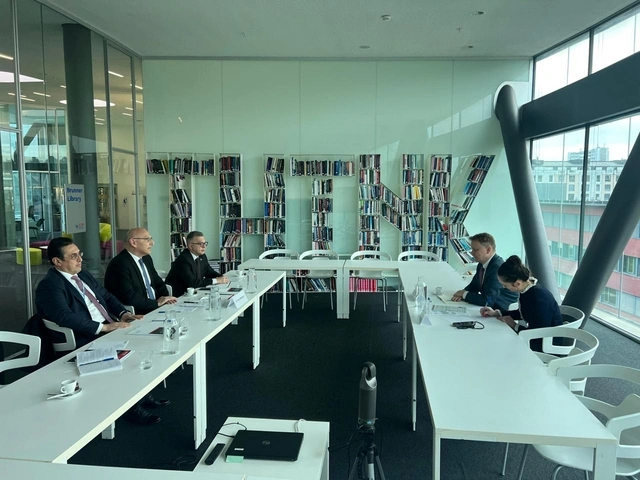 Elçin Əmirbəyov Cenevrədə Azərbaycan-Ermənistan sülh prosesi ilə bağlı jurnalistlərin suallarını cavablandırıb - FOTO
