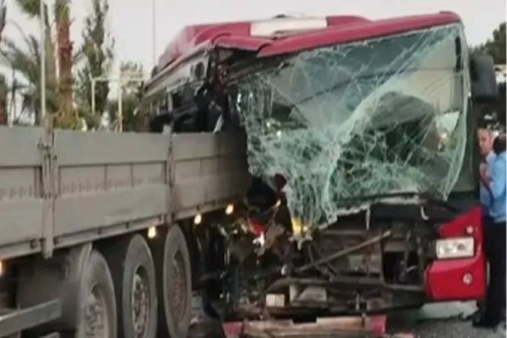 Bakıda avtobus yük maşınına çırpıldı